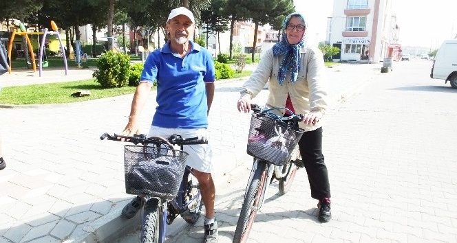 Burhaniye’de bu çift her yere bisikletle gidiyor