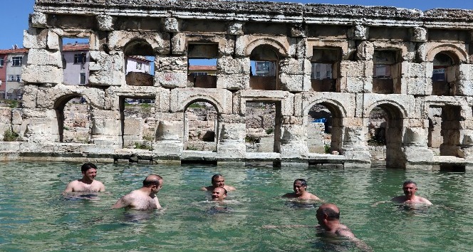 Yozgat Valisi’nin antik termal havuz keyfi