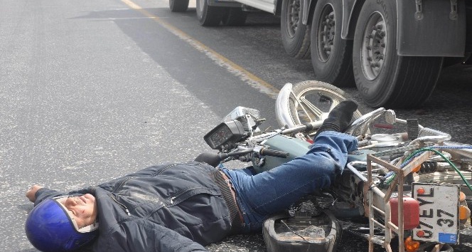 Tıra arkadan çarpan motosiklet sürücüsünü kaskı kurtardı