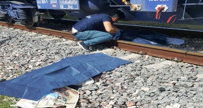 Trenin çarptığı baba ile kucağındaki çocuğu öldü