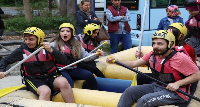 Rize’de üniversite öğrencilerinin rafting heyecanı