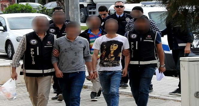 Çeşme’de insan kaçakçılığından 2 şüpheli tutuklandı
