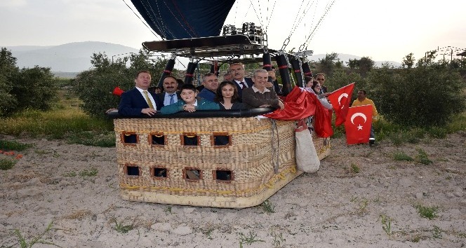 Afrin’deki Mehmetçiklerin çocukları Pamukkale’yi balonla gezdi