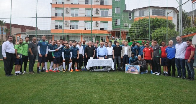 Alanyasporlu futboculardan Çavuşoğlu’na sürpriz kutlama