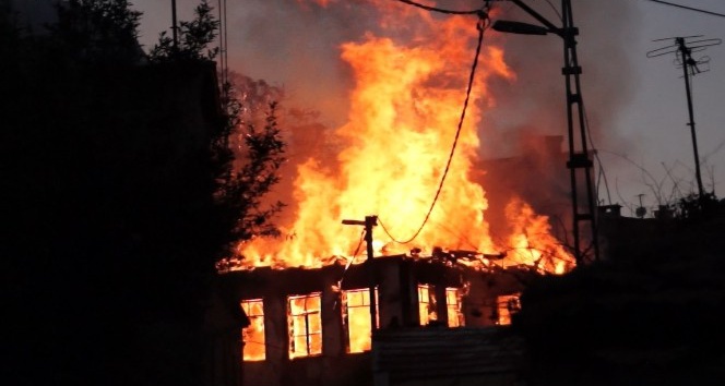 İtfaiyeci yanan evin çöken duvarı altında kalmaktan son anda kurtuldu