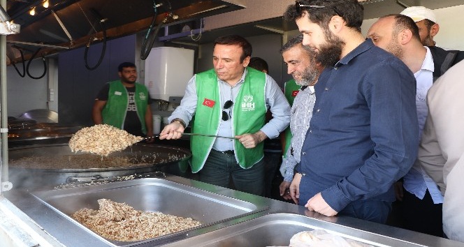 Canik Belediye Başkanı Genç, Afrin halkına yemek dağıttı