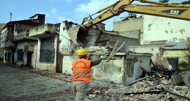 Akdeniz’de metruk binalar yıkılıyor