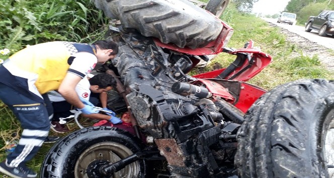 Adana’da yoldan çıkan traktör devrildi: 2 yaralı