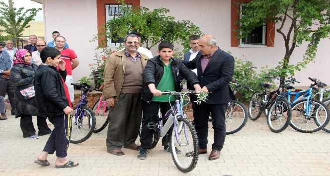 Ailelerine sigara içirmeme sözü veren çocuklara bisiklet dağıtıldı