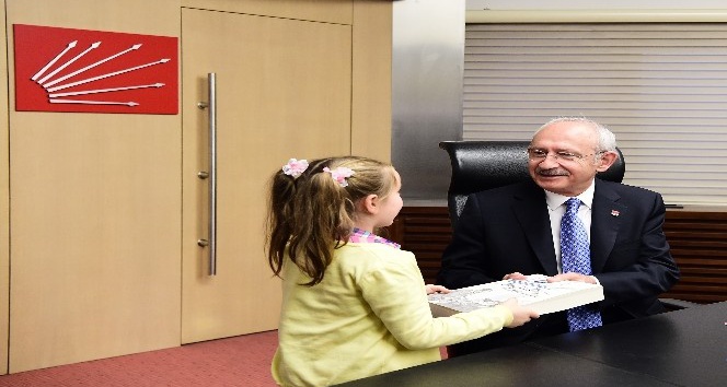 Kılıçdaroğlu, Atatürk’e yazdıkları mektupları kitap haline getiren çocukları kabul etti