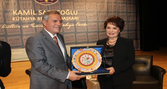 Hülya Koçyiğit: “Sanat ve siyaset halk için yapılıyor, her ikisi ayrılmaz birer parça”