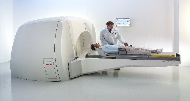 Yard.Doç.Dr Yahya Efe Güner; "Şu ana kadar gamaknife’ın kullanıldığı en geniş nöroonkolojik grup olan metastazlarda kafa içi metastaz sayısı 6’yı; her birinin boyutu da 4 cm’yi geçmemek kaydıyla gama knife başarılı bir şekilde uygulanabilmektedir.