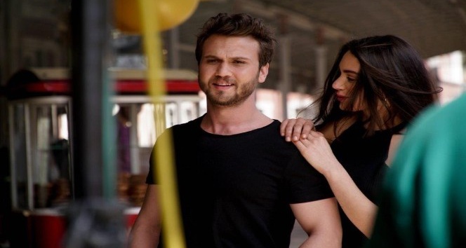 Aras Bulut İynemli’ye, İtalya güzeli eşlik etti