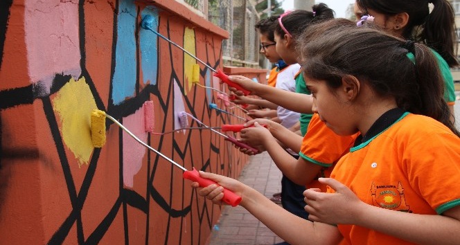 Çocuklar kendi okullarını boyadı
