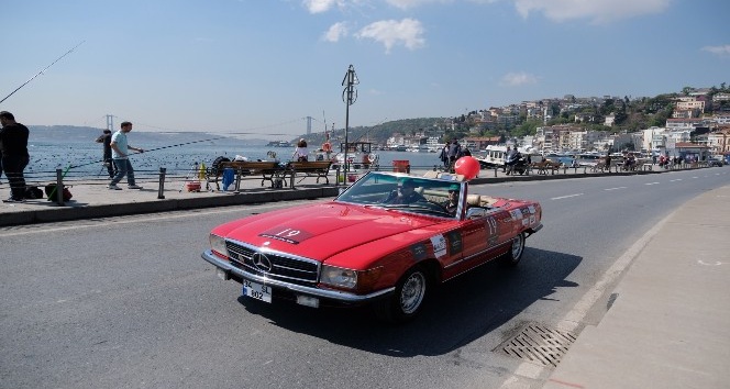 İstanbul Boğazı’nda klasik otomobil geçidi