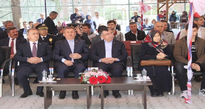 Milli Eğitim Bakanı Yılmaz, okul açılışında duygu dolu anlar yaşadı