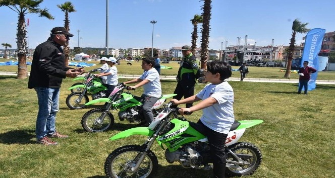 Aliağa’da çocukların motosiklet heyecanı