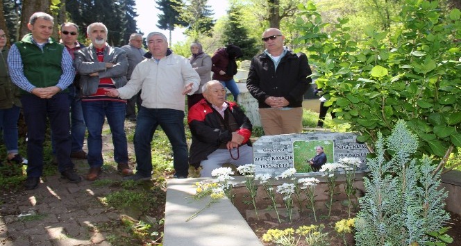 Gazeteci Ahmet Kayacık mezarı başında anıldı