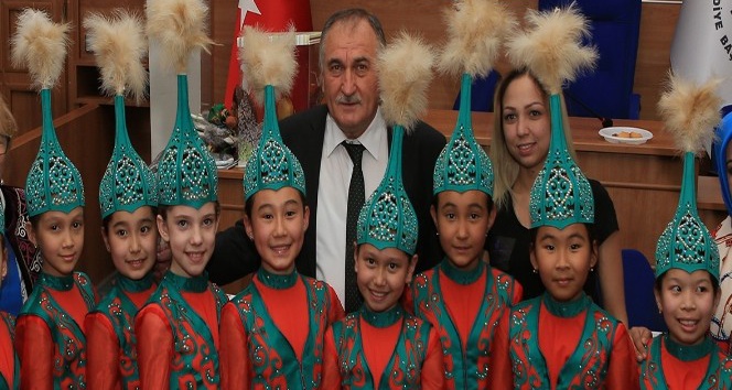 Kazak ve Kırgız çocuklar Başkan Yılmaz’ı ziyaret etti