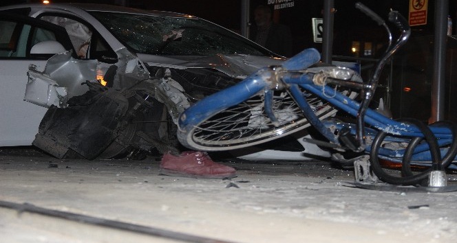 Konya’da kontrolden çıkan otomobil önce bisikletliye sonra tramvay durağına daldı: 1 ölü