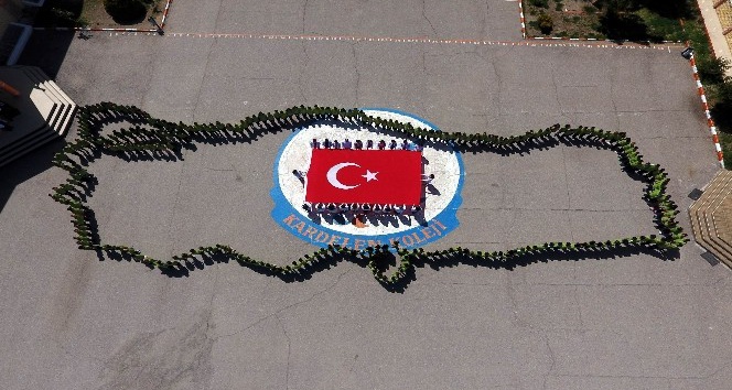 Nevşehir’de öğrenciler 23 Nisan’ı Türkiye haritası koreografisiyle kutladı