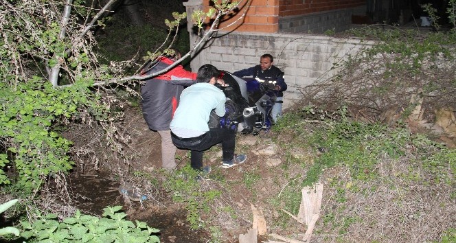 Motosiklet bahçe duvarına çarptı: 2 yaralı