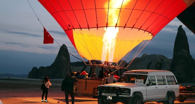 Kapadokya’da balonlar 23 Nisan için havalandı