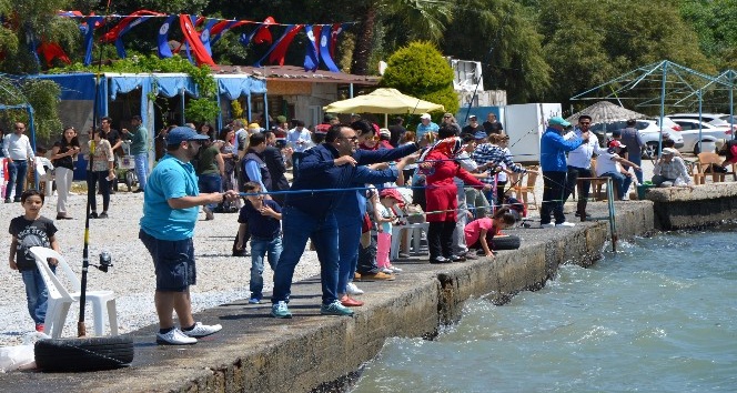 Milas’ta aileler çocuklarıyla balık tuttu