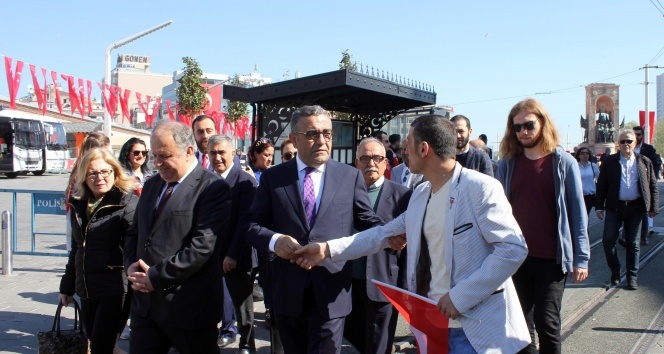 Taksim’deki 23 Nisan törenlerinde CHP&#039;li Sezgin Tanrıkulu&#039;na tepki