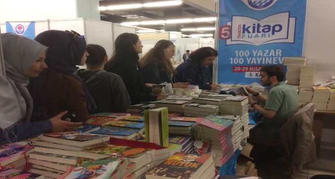 Kitap fuarında yazarlar ile okuyucular bir araya geliyor