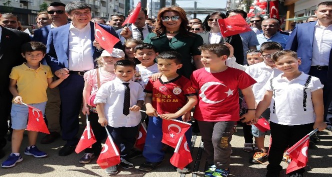 Başkan Türel çocuklarla birlikte yürüdü