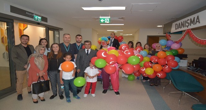Adana Şehir Hastanesi yönetimi minik hastalarını unutmadı