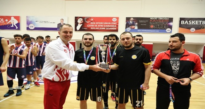 ERÜ Basketbol Takımı Namağlup Şampiyon