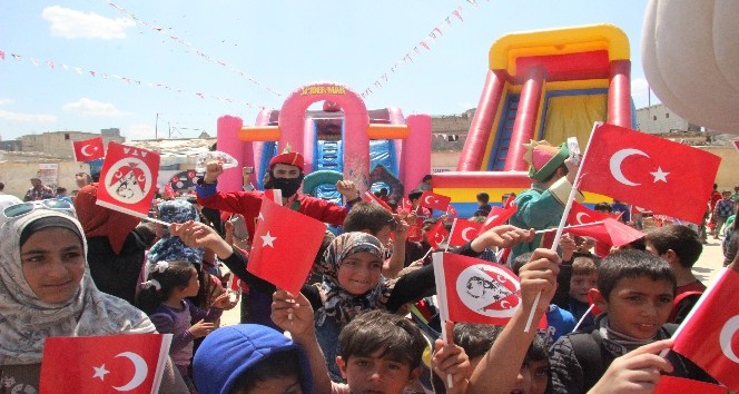 Suriye’de savaşın çocukları gönüllerince eğlendi