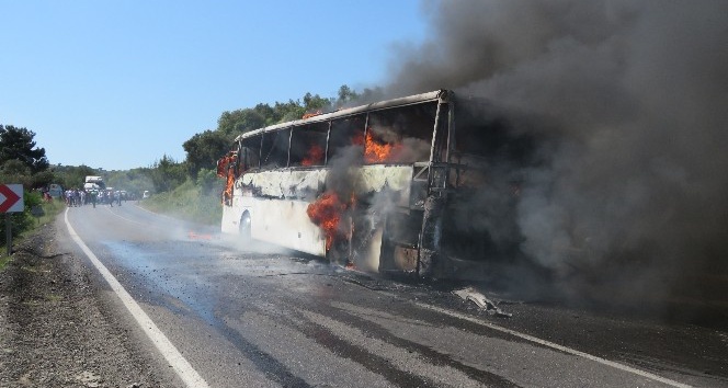 Anzakları taşıyan tur otobüsü yandı