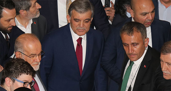 Erbakan Ödülleri Törenine katılan Abdullah Gül ile Karamollaoğlu salona birlikte girdi