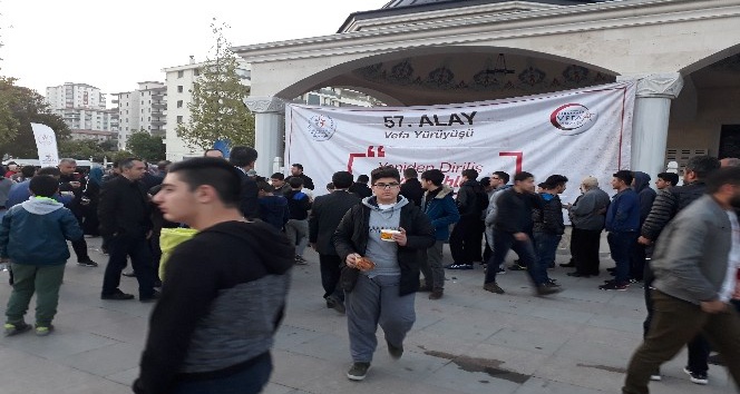 Ankara’da minikler Çanakkale şehitleri için yürüdü