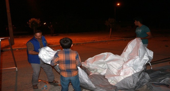 Deprem korkusu yüzünden evinin önüne çadır kurdu
