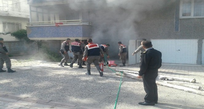 Akşehir’de yangına jandarma müdahalesi
