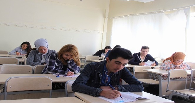 Sivas’ta 6 bin öğrenci deneme sınavında ter döktü
