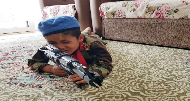 Asker elbiseli çocuk sosyal medyada ilgi odağı oldu