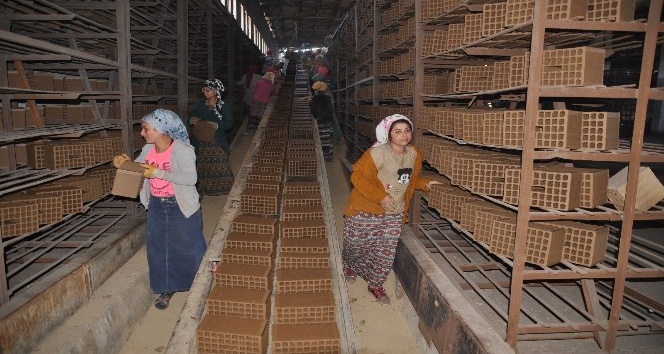 Günde 150 bin tuğla üreten fabrika kızların umudu oldu