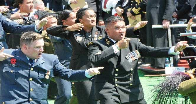 Yeni Zelanda askerleri atalarını haka dansıyla andı