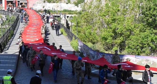 Çanakkale’de destan yazan 57. Alay için 102 metrelik bayrakla Vefa Yürüyüşü yapıldı