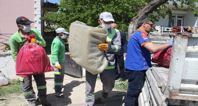 Karantinadaki evlerin bazı eşyaları imha edilmek üzere götürüldü