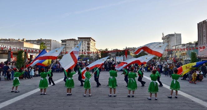 Mustafakemalpaşa’da 23 Nisan kutlamaları Kıpçaklı çocukların gösterileriyle renklendi