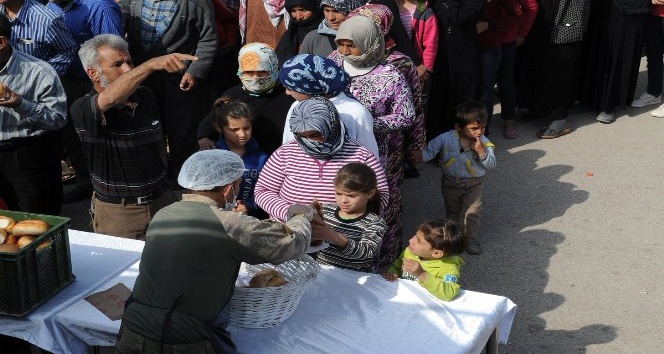 Afrin halkının ekmeği Mehmetçik’ten