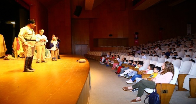 Manavgat Belediyesi’nden çocuklara tiyatro