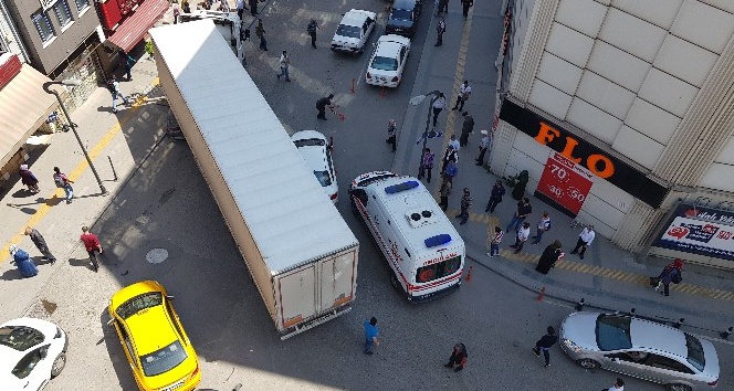 Tıkanan yolda vatandaşlar ambulans için seferber oldu