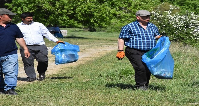 Belediye başkanı eldivenleri giydi çöpleri topladı